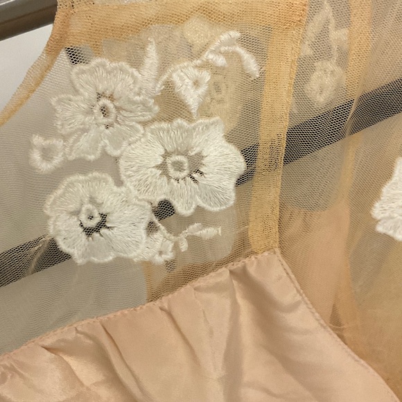 Chic Beige Lace Robe - Picture 3 of 5